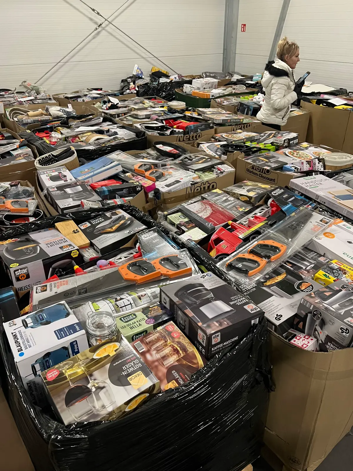 200-Unit Kitchen Appliance Pallet (Assorted Small Appliances Lot) Liquidation Load – photo 4 200-Unit Kitchen Appliance Pallet (Assorted Small Appliances Lot) Liquidation Load – photo 4