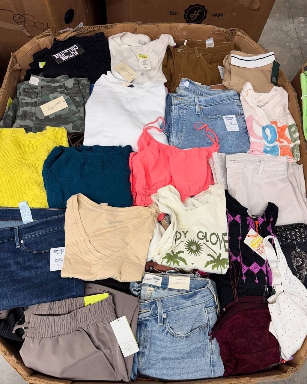 Target Men & Women’s Clothing Pallet – Approx. 1,100-1,200 Pieces – photo 6 Target Men & Women’s Clothing Pallet - Approx. 1,100-1,200 Pieces – photo 6