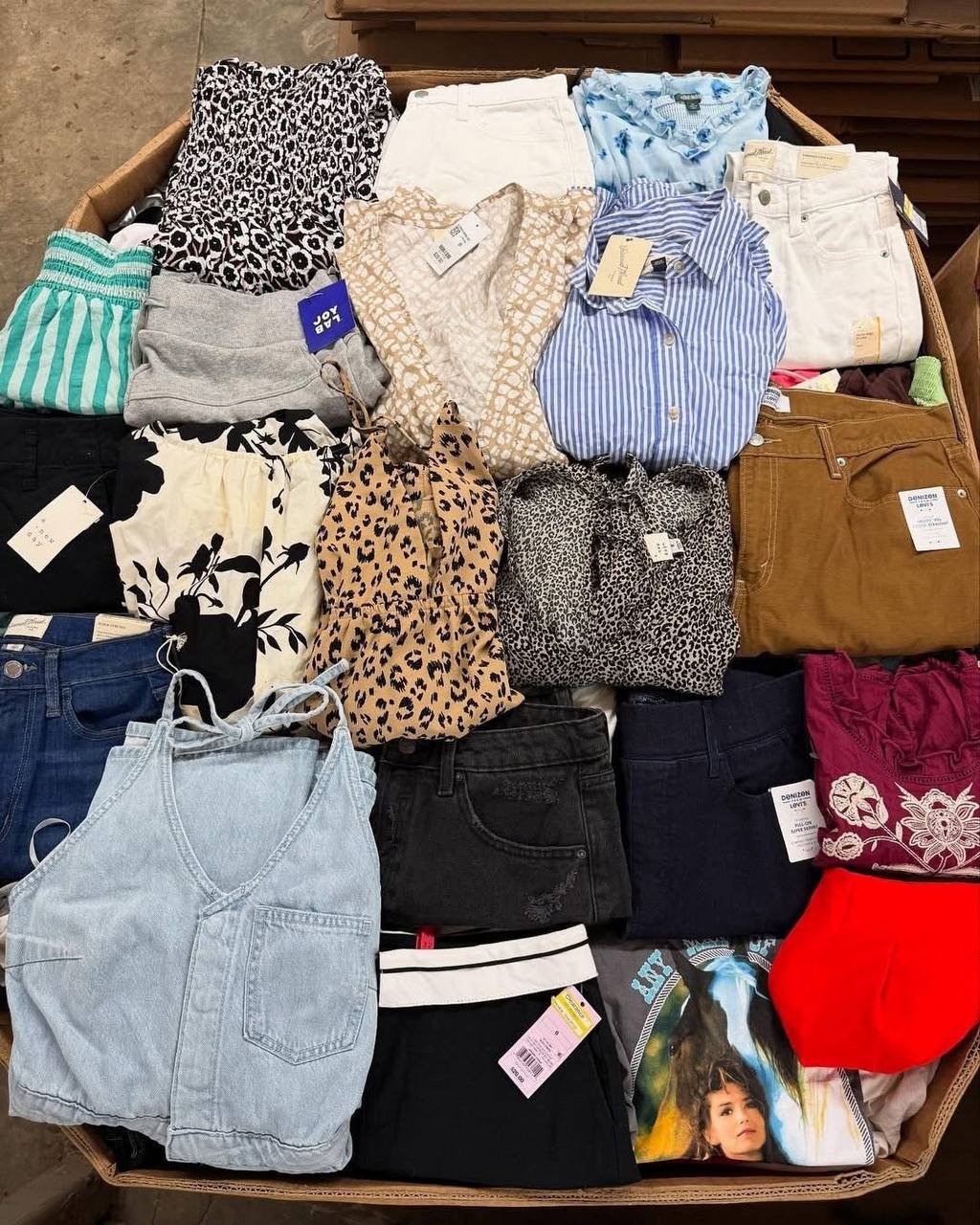 Target Women’s Clothing Liquidation Pallet – Est. 130–210 Pieces – photo 5 Target Women’s Clothing Liquidation Pallet – Est. 130–210 Pieces – photo 5