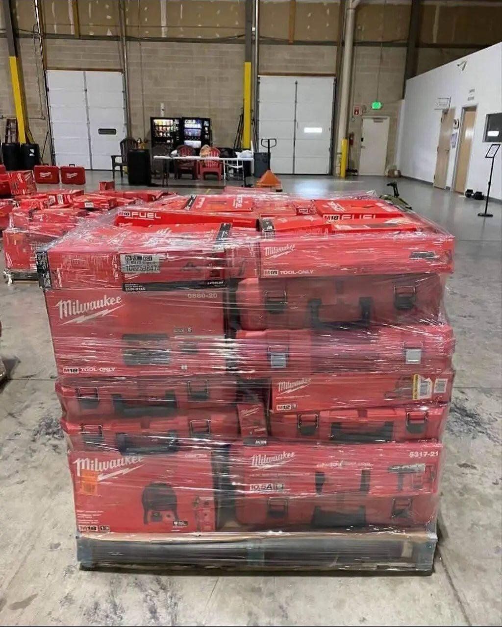 Milwaukee Tool Liquidation Pallet – Est. 55–85 Units – photo 3 Milwaukee Tool Liquidation Pallet – Est. 55–85 Units – photo 3