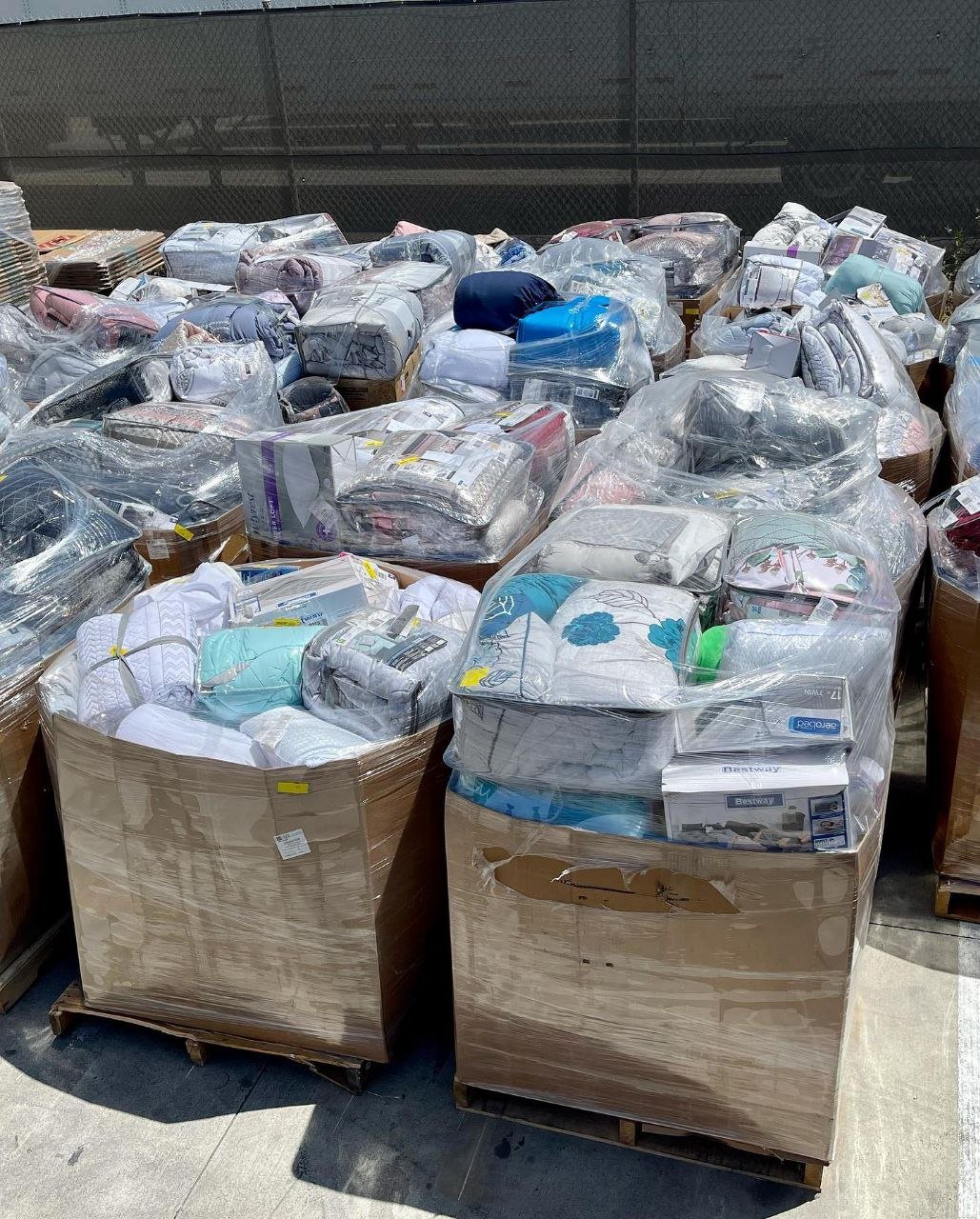 Bedding Items Wholesale Pallet — 200+ Mixed Retail Pieces Bedding Items Wholesale Pallet — 200+ Mixed Retail Pieces
