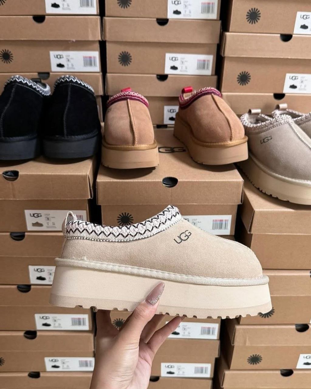 UGG Boots Liquidation Pallet (100-130 Pairs) Wholesale UGG Boots Liquidation Pallet (100-130 Pairs) Wholesale