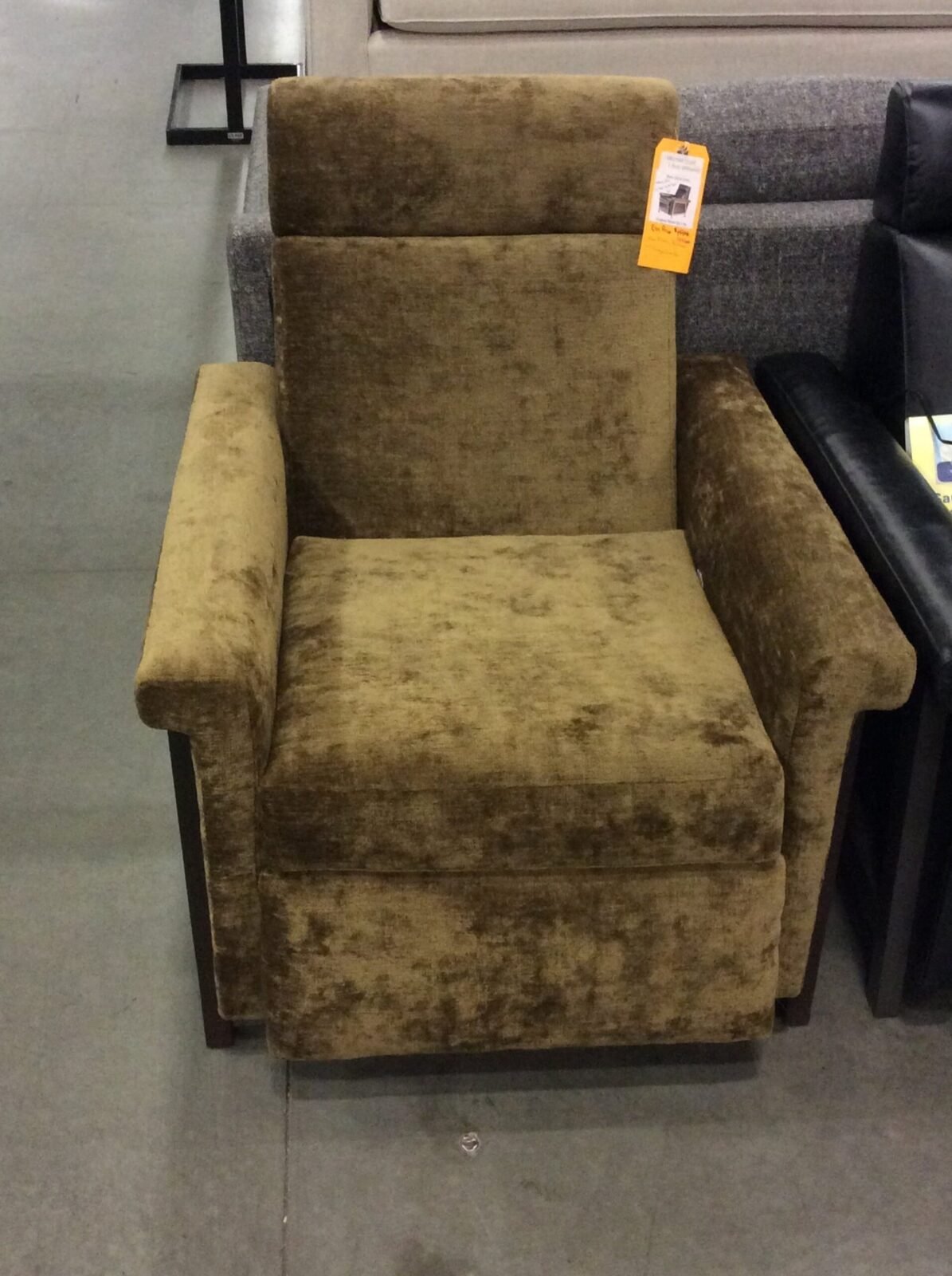 Mitchell Gold Bob Williams Electric Recliner Pallet Mitchell Gold Bob Williams Electric Recliner Pallet