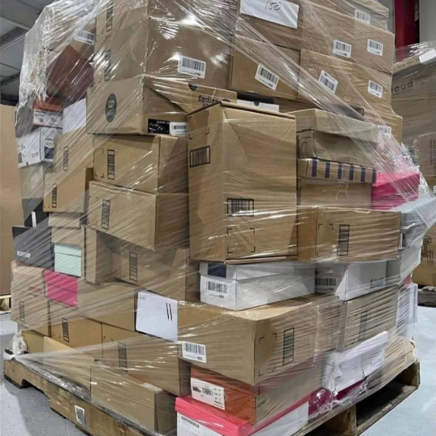 Assorted Branded Sneakers Pallet – Est. 200–310 Pairs – photo 2 Assorted Branded Sneakers Pallet – Est. 200–310 Pairs – photo 2