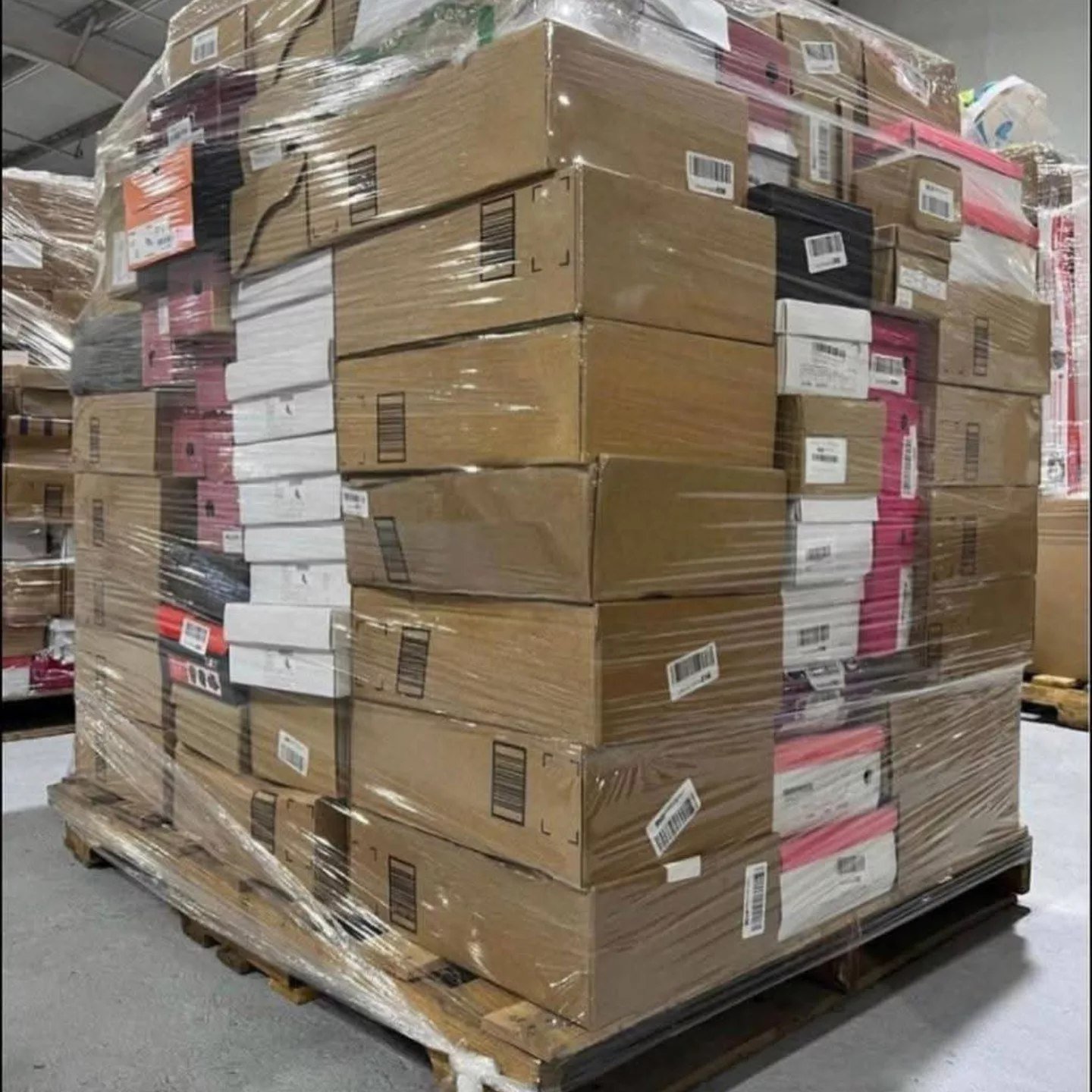 Assorted Branded Sneakers Pallet – Est. 200–310 Pairs – photo 3 Assorted Branded Sneakers Pallet – Est. 200–310 Pairs – photo 3